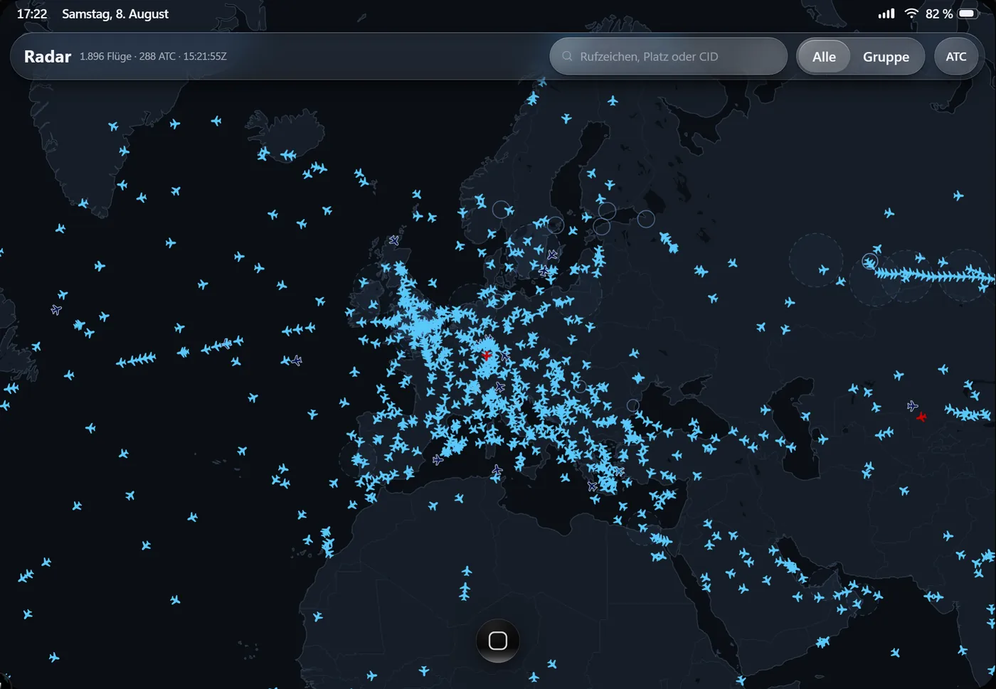 VATSIM Radar with live traffic and staffed positions